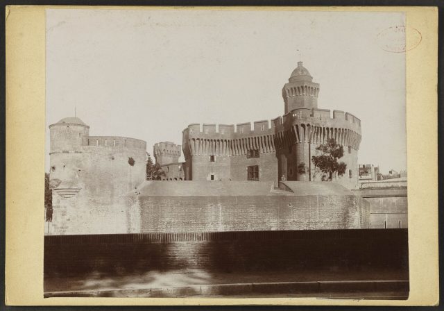 Le Castillet de Perpignan sur une photographie ancienne Le Castillet de Perpignan sur une photographie ancienne
