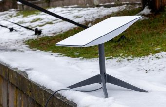 Starlink rétabli en Ukraine ? Trump l’affirme, Kiev nuance, et Poutine dit vouloir un « accord final » plutôt qu’une trêve Une antenne Starlink posée au sol (photo d’illustration)
