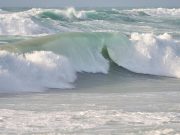 Tempête Austen : la vigilance orange passe de cinq à quinze départements, du Finistère au Nord, plages fermées dans la Manche et parcs clos jusqu’en Île-de-France Vague déferlante lors d'une tempête sur la côte bretonne (photo d'illustration)