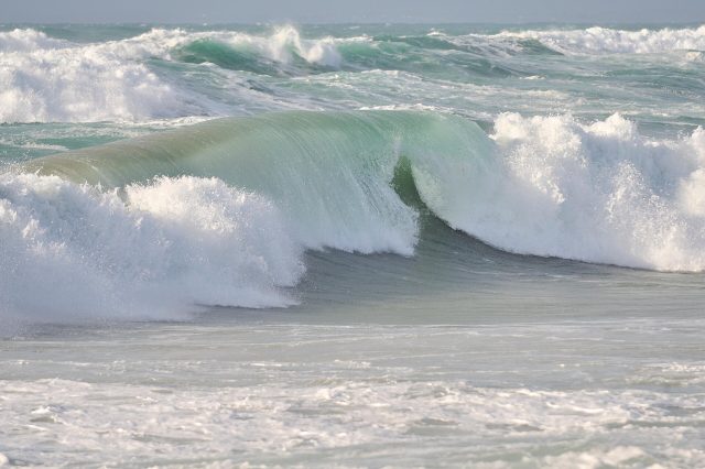 Vague déferlante lors d'une tempête sur la côte bretonne (photo d'illustration) Vague déferlante lors d'une tempête sur la côte bretonne (photo d'illustration)