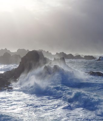 Tempête Austen : 23 départements en vigilance orange, 161 000 foyers privés d’électricité et des rafales à 161 km/h à la pointe du Raz Ciel de tempête au-dessus de l’île d’Ouessant, dans le Finistère (photo d’archives)