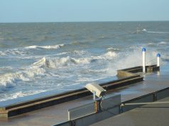 Tempête Boelo : le Pas-de-Calais en vigilance orange pluie-inondation ce soir, jusqu’à 50 mm sur des sols déjà saturés par Austen Vagues sur la digue de Wimereux, dans le Pas-de-Calais (photo d’archives)