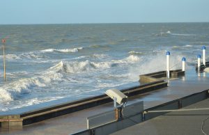 Tempête Boelo : le Pas-de-Calais en vigilance orange pluie-inondation ce soir, jusqu’à 50 mm sur des sols déjà saturés par Austen Vagues sur la digue de Wimereux, dans le Pas-de-Calais (photo d’archives)