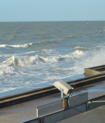 Tempête Boelo : le Pas-de-Calais en vigilance orange pluie-inondation ce soir, jusqu’à 50 mm sur des sols déjà saturés par Austen Vagues sur la digue de Wimereux, dans le Pas-de-Calais (photo d’archives)