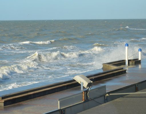 Tempête Boelo : le Pas-de-Calais en vigilance orange pluie-inondation ce soir, jusqu’à 50 mm sur des sols déjà saturés par Austen Vagues sur la digue de Wimereux, dans le Pas-de-Calais (photo d’archives)