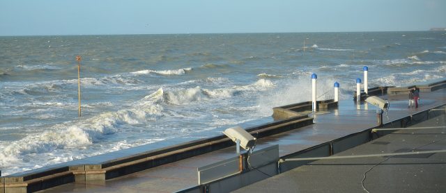 Vagues sur la digue de Wimereux, dans le Pas-de-Calais (photo d’archives)