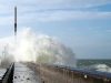 Tempête Boelo : 56 départements en vigilance jaune ce dimanche, dont toute l’Île-de-France, la vigilance orange levée dans le Pas-de-Calais Une vague se brise sur la digue du Havre un jour de coup de vent (photo d’archives)