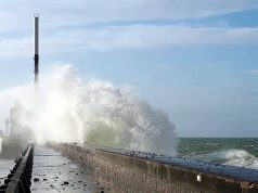 Tempête Boelo : 56 départements en vigilance jaune ce dimanche, dont toute l’Île-de-France, la vigilance orange levée dans le Pas-de-Calais Une vague se brise sur la digue du Havre un jour de coup de vent (photo d’archives)