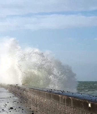 Tempête Boelo : 56 départements en vigilance jaune ce dimanche, dont toute l’Île-de-France, la vigilance orange levée dans le Pas-de-Calais Une vague se brise sur la digue du Havre un jour de coup de vent (photo d’archives)
