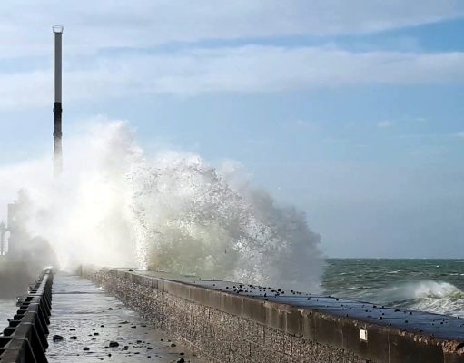 Tempête Boelo : 56 départements en vigilance jaune ce dimanche, dont toute l’Île-de-France, la vigilance orange levée dans le Pas-de-Calais Une vague se brise sur la digue du Havre un jour de coup de vent (photo d’archives)