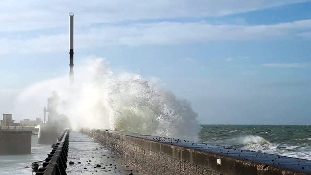 Une vague se brise sur la digue du Havre un jour de coup de vent (photo d’archives)