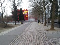 Till Lindemann au Zénith de Paris le 11 novembre 2027 : places dès 45 €, billetterie Le chemin qui mène au Zénith de Paris, dans le parc de la Villette