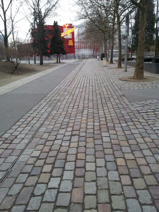 Le chemin qui mène au Zénith de Paris, dans le parc de la Villette Le chemin qui mène au Zénith de Paris, dans le parc de la Villette