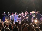 Toto en concert à Paris et Bordeaux en juillet 2027 : dates, prix des billets, billetterie Les musiciens du groupe Toto saluent le public à la fin d'un concert en 2017 (photo d'archives)