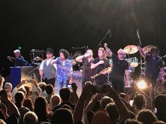 Toto en concert à Paris et Bordeaux en juillet 2027 : dates, prix des billets, billetterie Les musiciens du groupe Toto saluent le public à la fin d'un concert en 2017 (photo d'archives)