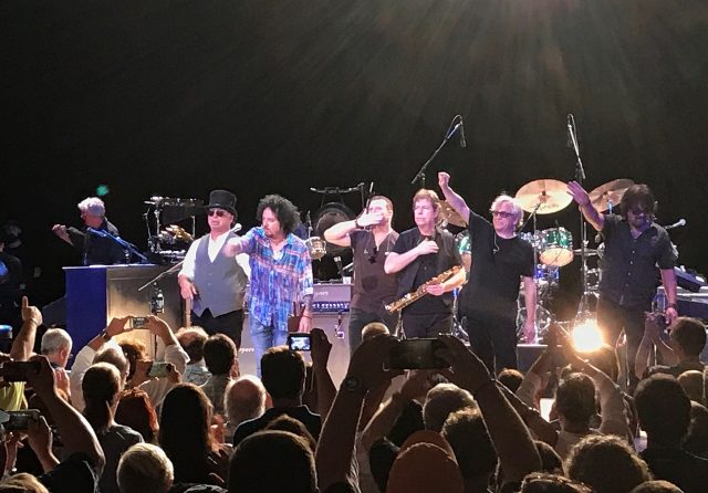 Les musiciens du groupe Toto saluent le public à la fin d'un concert en 2017 (photo d'archives) Les musiciens du groupe Toto saluent le public à la fin d'un concert en 2017 (photo d'archives)