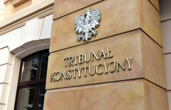 Pologne : le président du Tribunal constitutionnel suspendu, la police déployée à Varsovie L'entrée du Tribunal constitutionnel polonais à Varsovie
