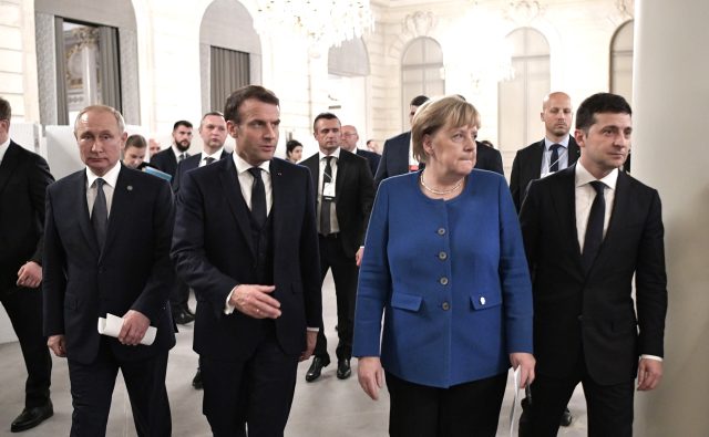 Vladimir Poutine, Emmanuel Macron, Angela Merkel et Volodymyr Zelensky lors du sommet de Paris en décembre 2019 Vladimir Poutine, Emmanuel Macron, Angela Merkel et Volodymyr Zelensky lors du sommet de Paris en décembre 2019