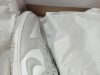 Union x Nike Dunk Low « Bamboo » : date de sortie le 6 novembre, prix et où l’acheter la Dunk au talon rabattable Une paire de Nike Dunk Low dans sa boîte, modèle gris et blanc (photo d’illustration, il ne s’agit pas du coloris Bamboo)