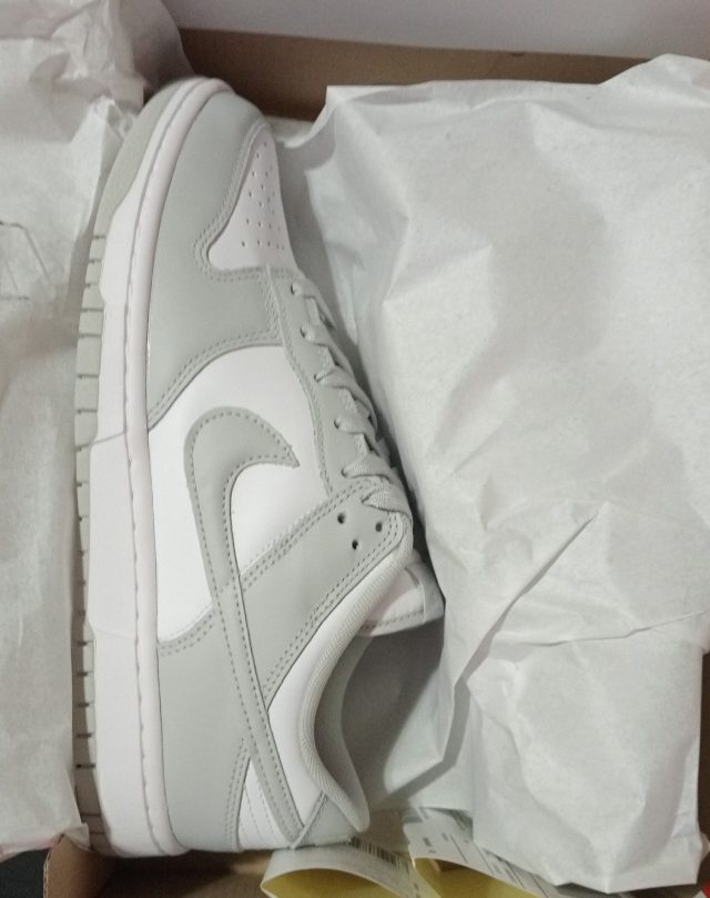 Une paire de Nike Dunk Low dans sa boîte, modèle gris et blanc (photo d’illustration, il ne s’agit pas du coloris Bamboo) Une paire de Nike Dunk Low dans sa boîte, modèle gris et blanc (photo d’illustration, il ne s’agit pas du coloris Bamboo)