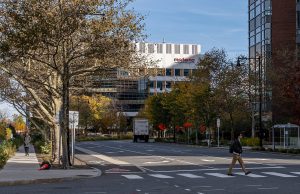 Mélanome : le vaccin ARNm personnalisé de Moderna et Merck réduit de 42 % le risque de récidive ou de décès, un dossier d’autorisation en vue Le siège de Moderna à Cambridge, dans le Massachusetts (photo d’archives)